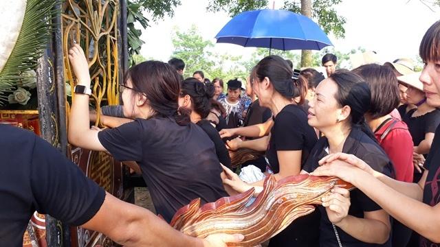 Quê nhà đẫm nước mắt tiễn biệt bé trai bị bỏ quên trên xe trường Gateway-6