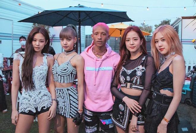 Sao The Karate Kid vừa hát vừa cạo đầu trên sân khấu-1