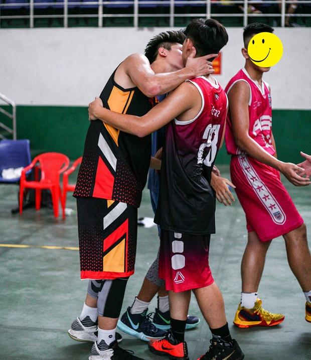 Công khai hôn nhau trên sân thi đấu, hai chàng vận động viên bóng rổ khiến hội fans nữ chết lặng-1