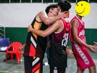 Công khai hôn nhau trên sân thi đấu, hai chàng vận động viên bóng rổ khiến hội fans nữ 'chết lặng'