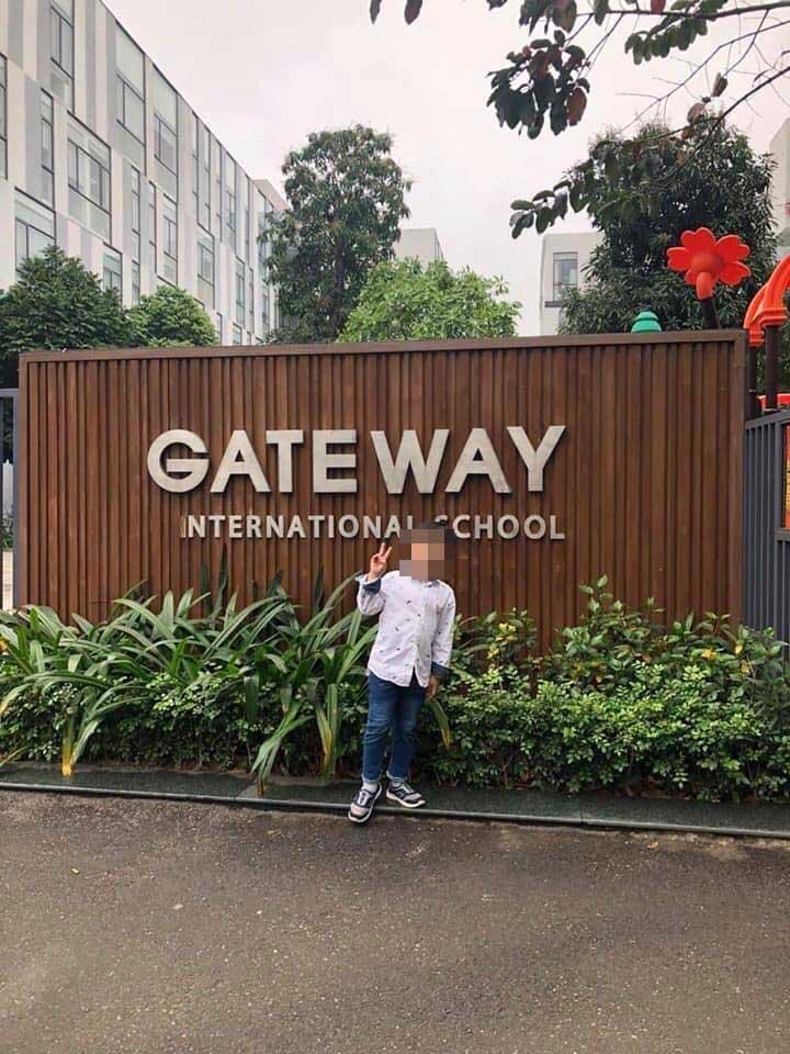 Vụ bé trai 6 tuổi tử vong vì bị bỏ quên trên xe bus trường Gateway: Hé lộ chiếc áo trắng khi nạn nhân được bế ra khỏi xe trong tình trạng cứng đơ-3