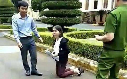 Nữ giáo viên quỳ trước UBND tỉnh để nộp đơn xin tiếp dân-1