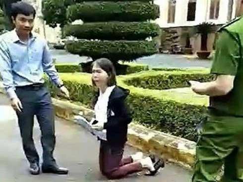 Nữ giáo viên quỳ trước UBND tỉnh để nộp đơn xin tiếp dân