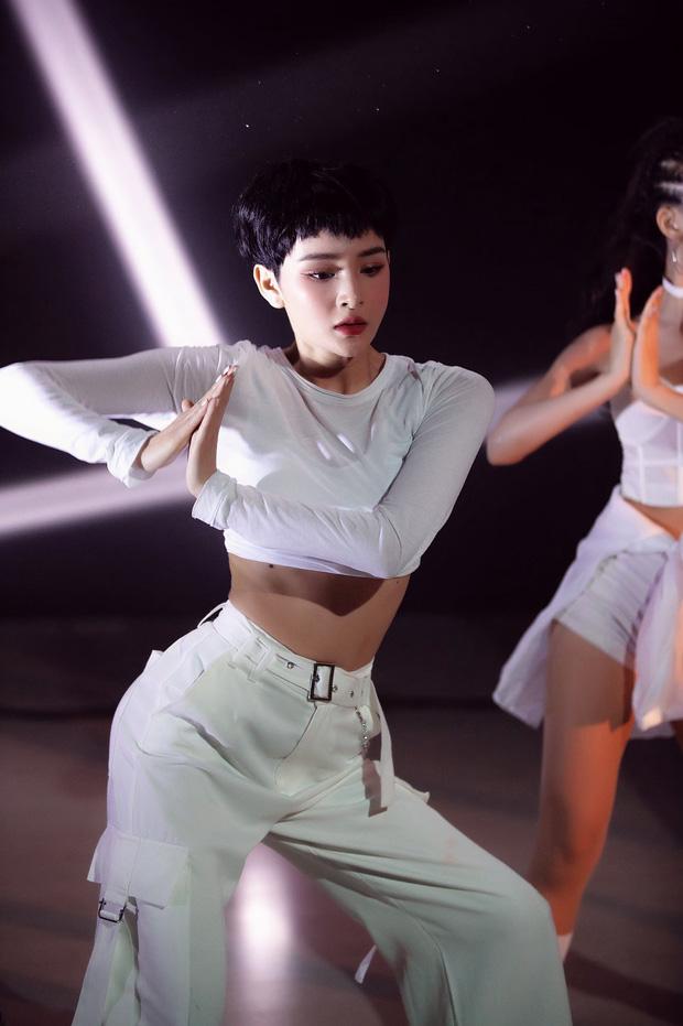 Hiền Hồ khoe eo thon sexy trong MV Cần Xa phiên bản dance mặc ồn ào đạo nhái, tiêu đề phản cảm-4
