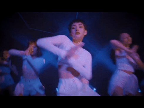 Hiền Hồ khoe eo thon sexy trong MV 'Cần Xa' phiên bản dance mặc ồn ào đạo nhái, tiêu đề phản cảm