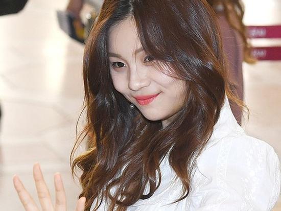'Nữ idol xấu nhất Kpop' khoe vẻ ngoài lột xác rực rỡ