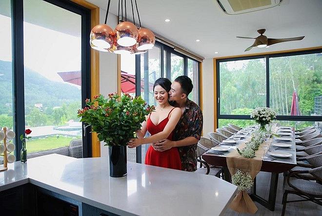 Dũng ‘Về nhà đi con’ và bạn gái hot girl hàng ngày sành điệu thế nào?-5