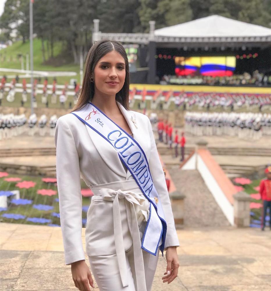 Bản tin Hoa hậu Hoàn vũ 8/8: Tướng ngồi bán chè giúp Hoàng Thùy tỏa sáng bất ngờ giữa rừng mỹ nữ-2