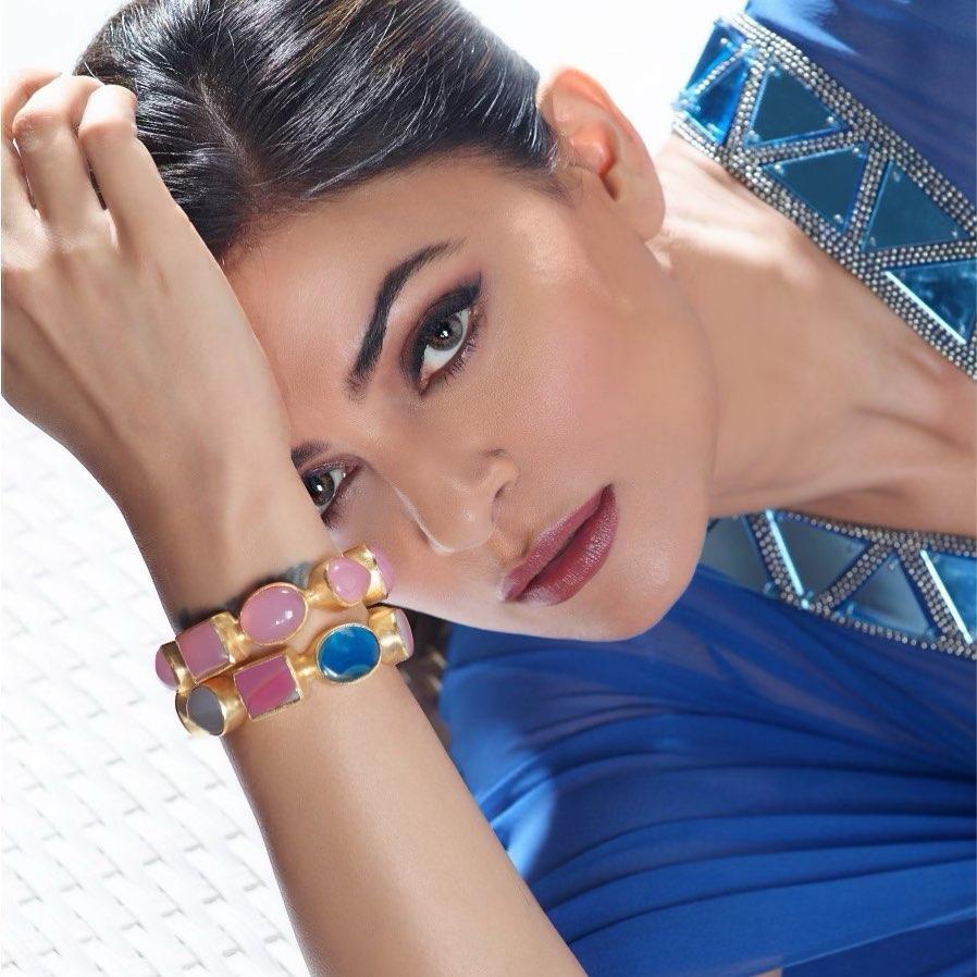 Bản tin Hoa hậu Hoàn vũ 8/8: Tướng ngồi bán chè giúp Hoàng Thùy tỏa sáng bất ngờ giữa rừng mỹ nữ-3