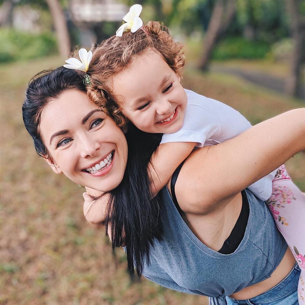 Bản tin Hoa hậu Hoàn vũ 8/8: Tướng ngồi bán chè giúp Hoàng Thùy tỏa sáng bất ngờ giữa rừng mỹ nữ-4