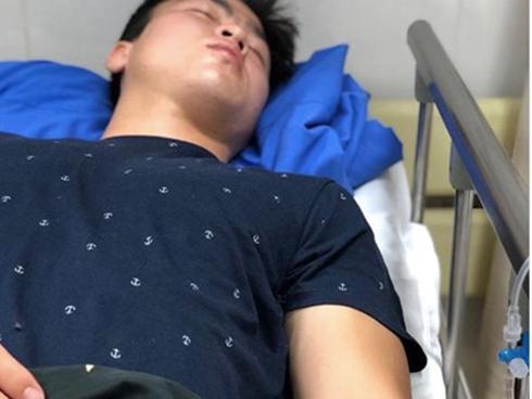 Chị gái chia sẻ ảnh Duy Mạnh nằm truyền nước trên giường bệnh