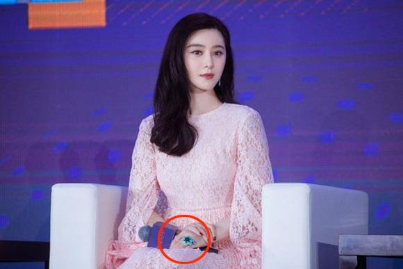 Sau khi chia tay Lý Thần, Phạm Băng Băng chơi trội khi lần lượt đeo 5 chiếc nhẫn kim cương khủng khác nhau trên ngón áp út-1