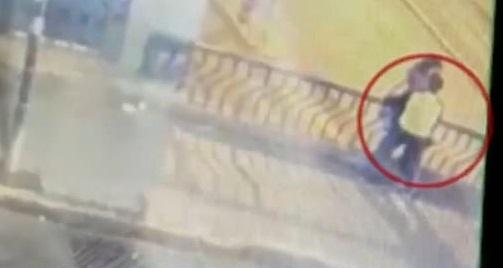 Thân mật chốn công cộng, cặp đôi chết thảm vì chuyện tình lan can-1