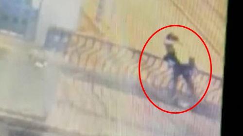 Thân mật chốn công cộng, cặp đôi chết thảm vì chuyện tình lan can-2