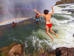 Bể bơi của Quỷ dữ trên đỉnh thác nước nguy hiểm nhất thế giới