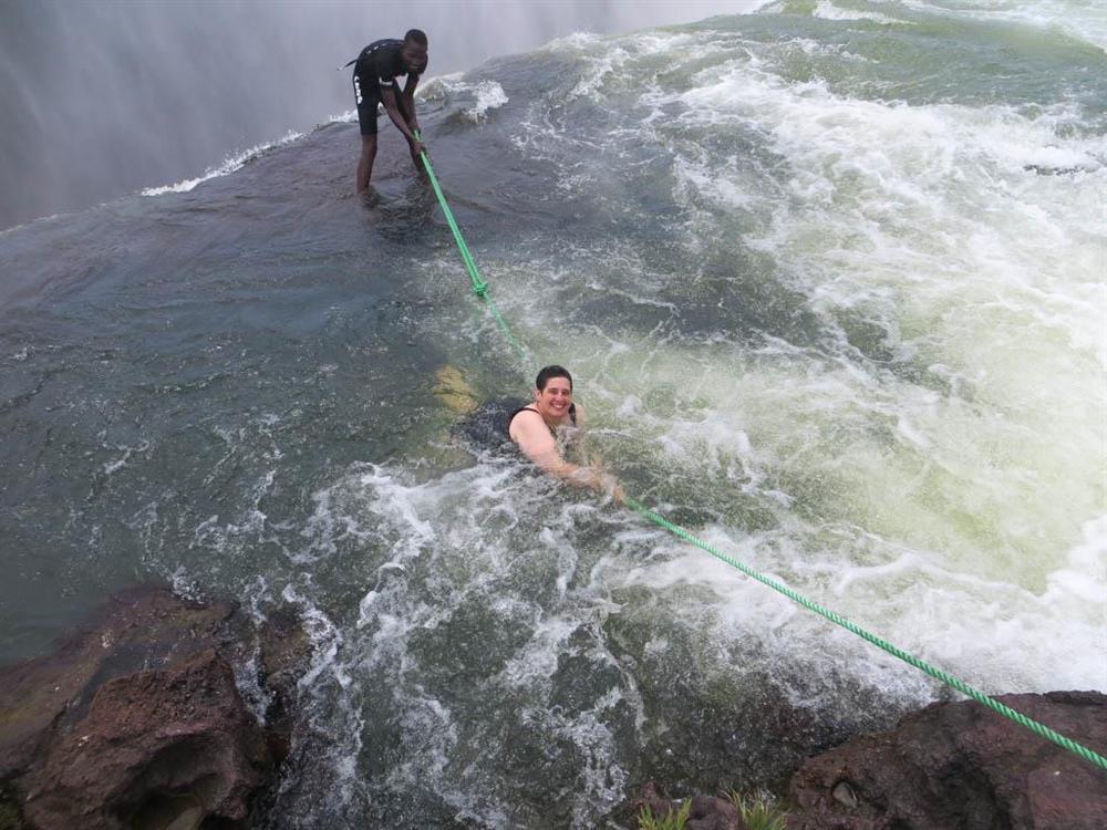 Bể bơi của Quỷ dữ trên đỉnh thác nước nguy hiểm nhất thế giới-3