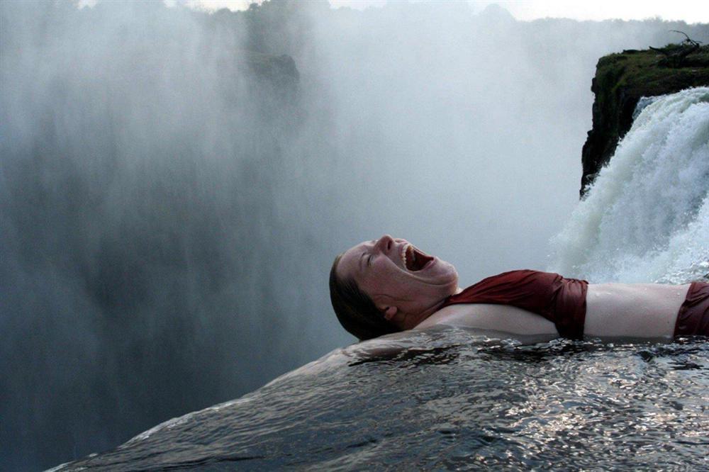 Bể bơi của Quỷ dữ trên đỉnh thác nước nguy hiểm nhất thế giới-4