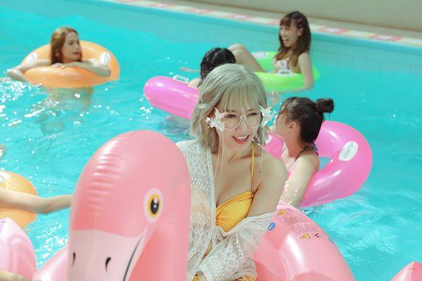 Hari Won khiến fan choáng khi lần đầu diện bikini trễ nải quay MV-8