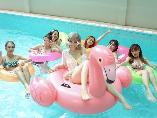 Hari Won khiến fan choáng khi lần đầu diện bikini trễ nải quay MV