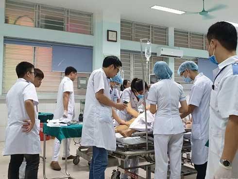 Sập giàn giáo cây xăng ở Hải Phòng, ít nhất 20 người thương vong