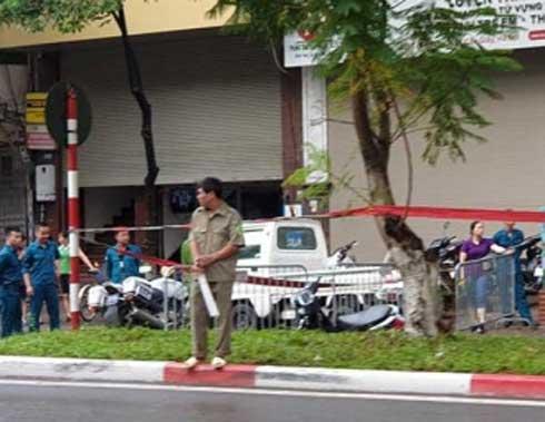 Hà Nội: Cây bất ngờ đổ trên đường Trần Đăng Ninh khiến 1 người tử vong