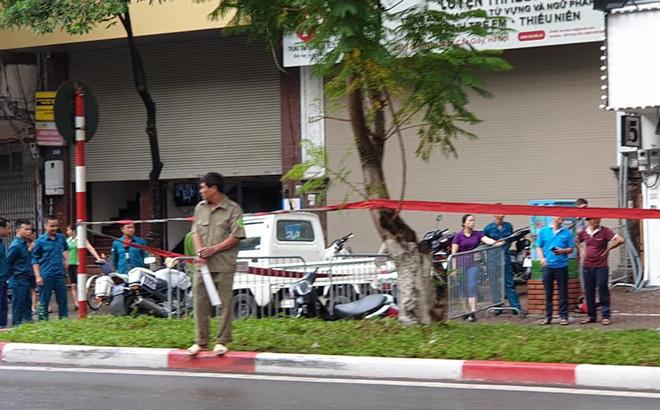 Hà Nội: Cây bất ngờ đổ trên đường Trần Đăng Ninh khiến 1 người tử vong-1