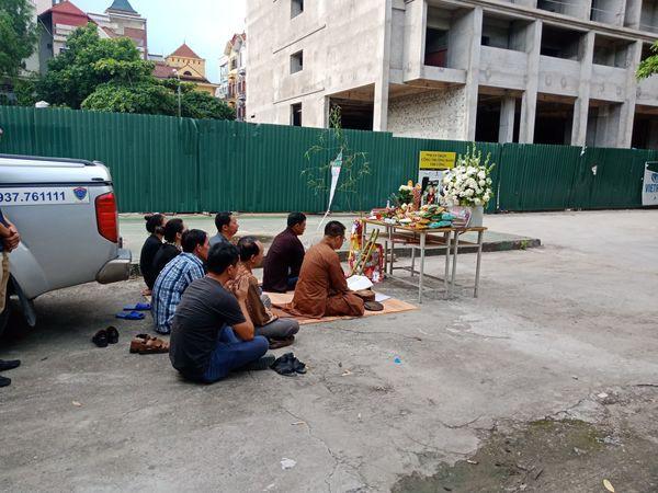 Clip: Bố mẹ bé trai lớp 1 trường Gateway khóc nức nở khi làm lễ cầu siêu tại nơi chiếc xe nhốt con suốt 8 tiếng-1