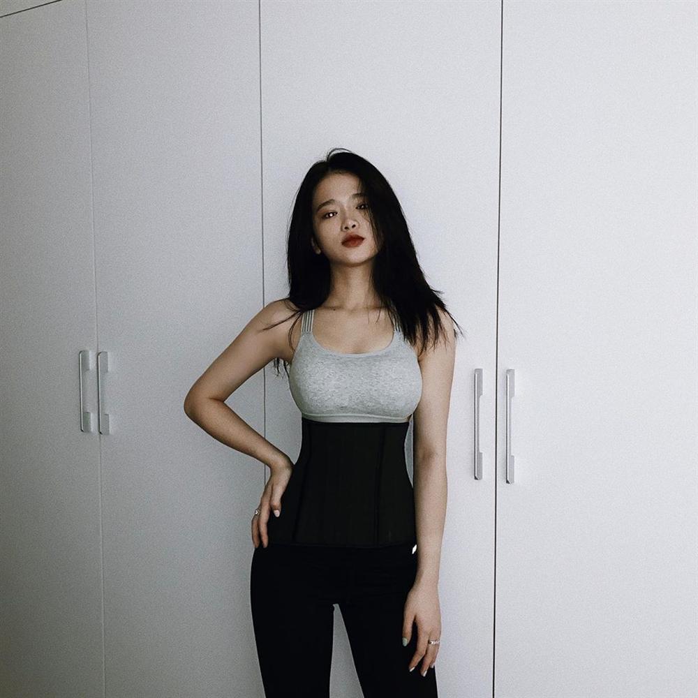 Hot girl Linh Ka gây tranh cãi khi chưa 18 đã miết mải học bí kíp mẹ bỉm sữa hòng có mông nở eo thon-2