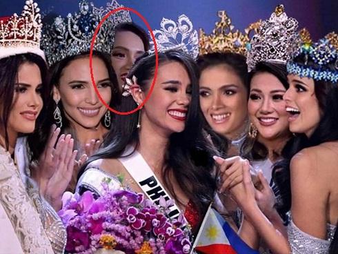 Hương Giang lộ khuyết điểm khi xuống phố, ai nấy lo lắng hoa hậu không cẩn thận có khi... bị gió thổi bay-14