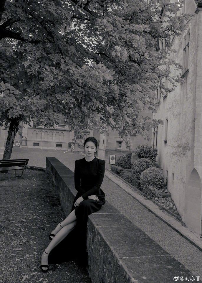 Cô Cô Lưu Diệc Phi khoe ảnh ngọt ngào cùng Dương Quá Huỳnh Hiểu Minh-3