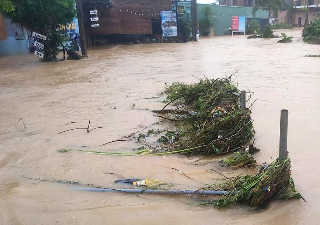 Phú Quốc ngập chưa từng thấy, giao thông bị chia cắt-9