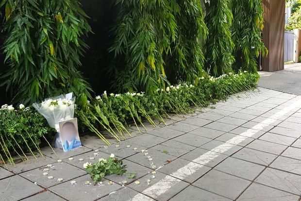 Hàng trăm bông hoa trắng đặt trước cổng trường Gateway tưởng nhớ bé trai 6 tuổi tử vong vì bị bỏ quên trên xe bus-1