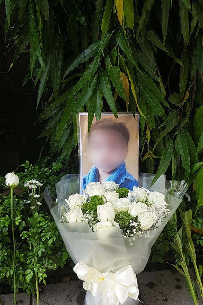 Hàng trăm bông hoa trắng đặt trước cổng trường Gateway tưởng nhớ bé trai 6 tuổi tử vong vì bị bỏ quên trên xe bus-4