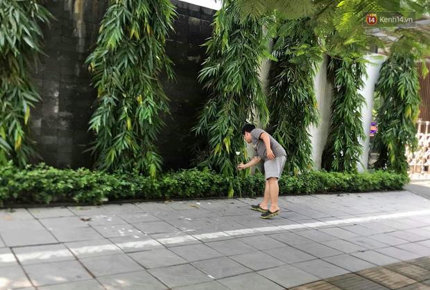 Hàng trăm bông hoa trắng đặt trước cổng trường Gateway tưởng nhớ bé trai 6 tuổi tử vong vì bị bỏ quên trên xe bus-2