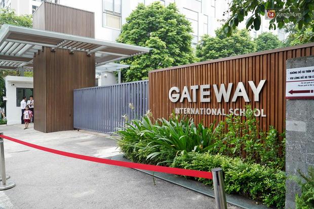 Hàng trăm bông hoa trắng đặt trước cổng trường Gateway tưởng nhớ bé trai 6 tuổi tử vong vì bị bỏ quên trên xe bus-8