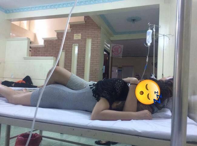 Nóng mắt cảnh cặp đôi ôm ấp nhau trên giường bệnh khi bạn trai bị sốt xuất huyết-1