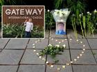 Hàng trăm bông hoa trắng đặt trước cổng trường Gateway tưởng nhớ bé trai 6 tuổi tử vong vì bị bỏ quên trên xe bus
