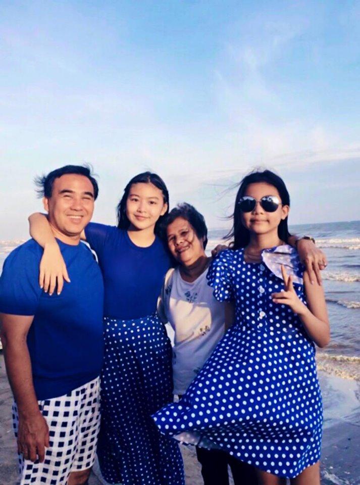 Cứ tưởng xuề xòa nhưng hóa ra gia đình MC Quyền Linh có nguyên tắc về quần áo khi đi du lịch hẳn hoi!-1