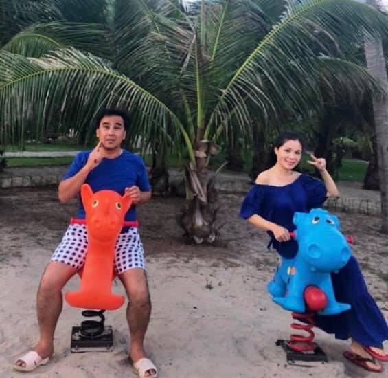 Cứ tưởng xuề xòa nhưng hóa ra gia đình MC Quyền Linh có nguyên tắc về quần áo khi đi du lịch hẳn hoi!-2