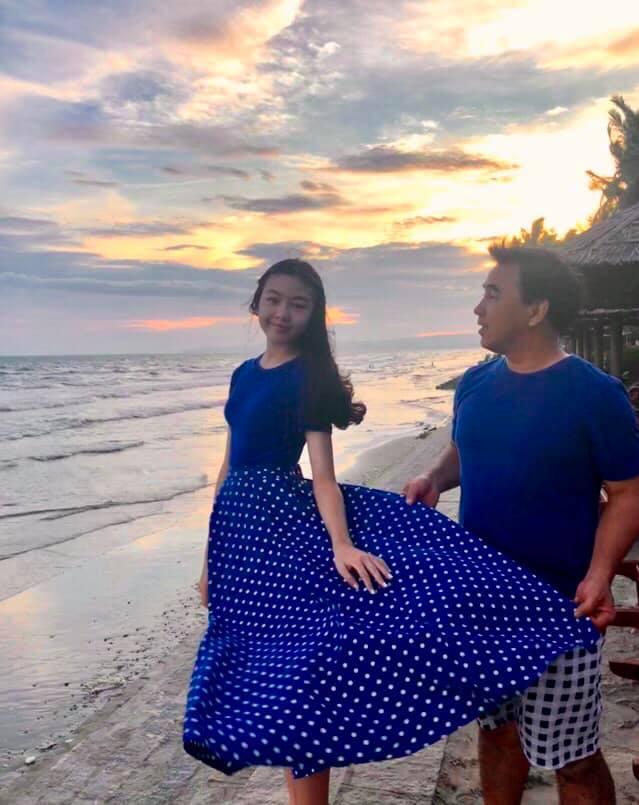 Cứ tưởng xuề xòa nhưng hóa ra gia đình MC Quyền Linh có nguyên tắc về quần áo khi đi du lịch hẳn hoi!-4