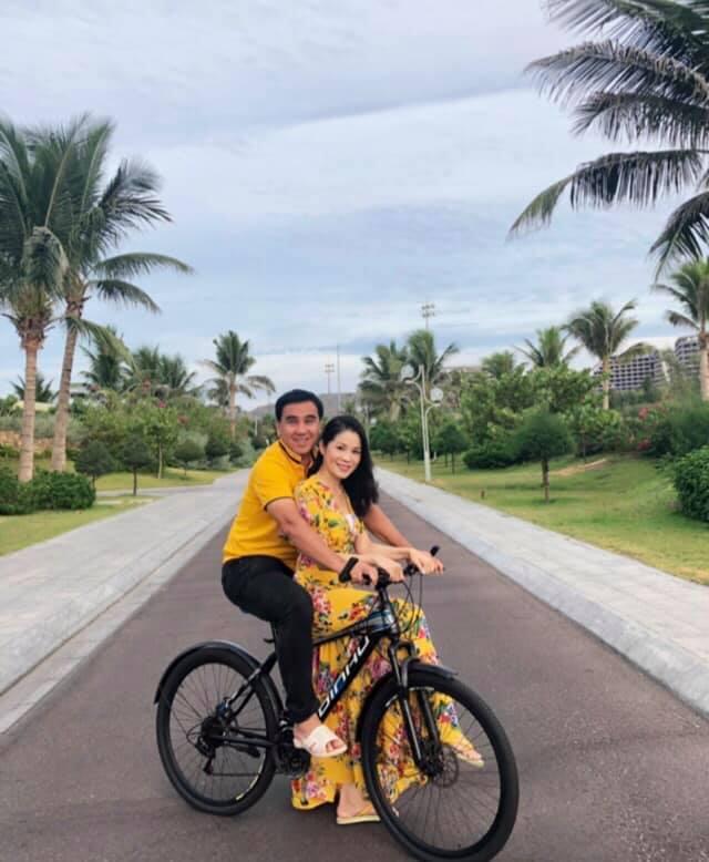 Cứ tưởng xuề xòa nhưng hóa ra gia đình MC Quyền Linh có nguyên tắc về quần áo khi đi du lịch hẳn hoi!-6