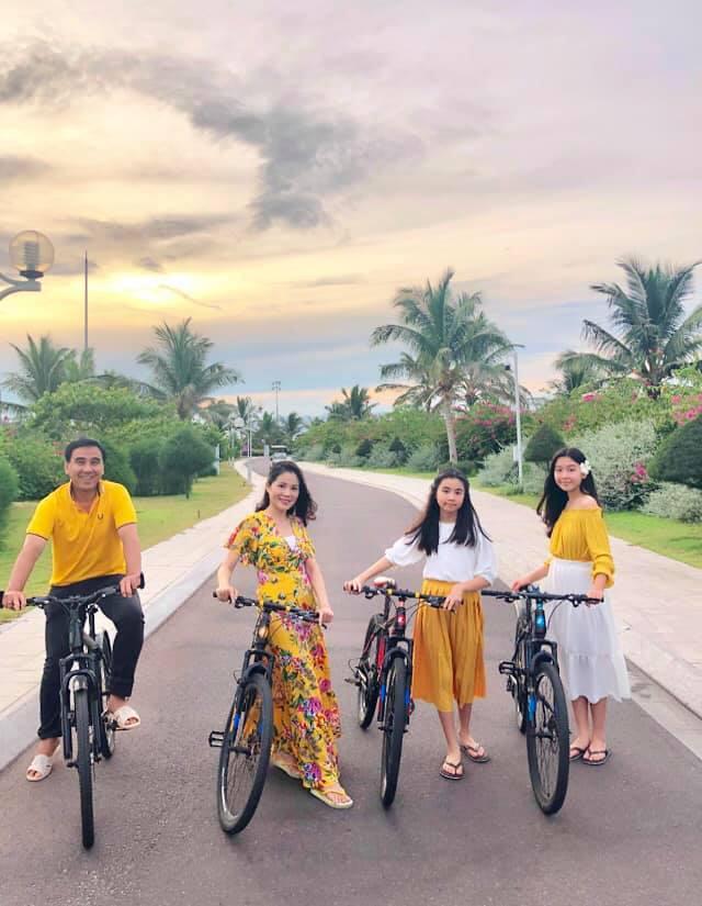 Cứ tưởng xuề xòa nhưng hóa ra gia đình MC Quyền Linh có nguyên tắc về quần áo khi đi du lịch hẳn hoi!-7