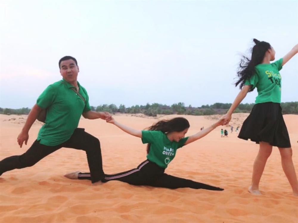 Cứ tưởng xuề xòa nhưng hóa ra gia đình MC Quyền Linh có nguyên tắc về quần áo khi đi du lịch hẳn hoi!-8