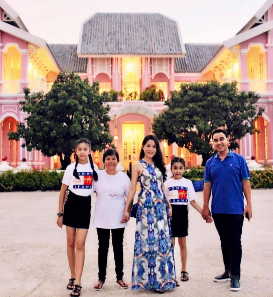 Cứ tưởng xuề xòa nhưng hóa ra gia đình MC Quyền Linh có nguyên tắc về quần áo khi đi du lịch hẳn hoi!-12