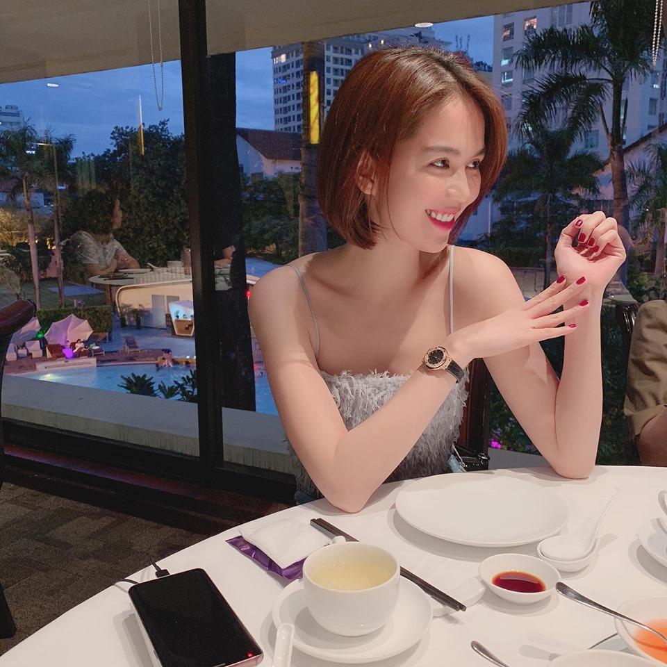 Dù gắng giấu kỹ, Ngọc Trinh vẫn bị soi khuyết điểm gương mặt mà dao kéo không thể can thiệp-8