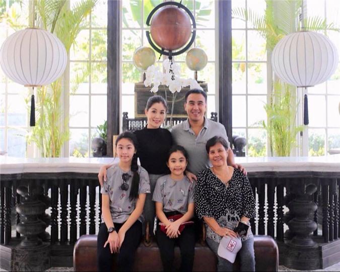 Cứ tưởng xuề xòa nhưng hóa ra gia đình MC Quyền Linh có nguyên tắc về quần áo khi đi du lịch hẳn hoi!-14