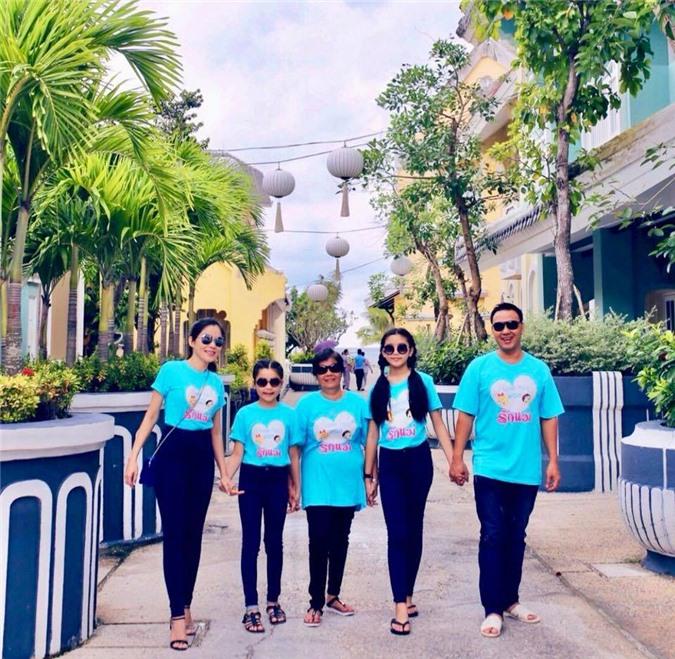 Cứ tưởng xuề xòa nhưng hóa ra gia đình MC Quyền Linh có nguyên tắc về quần áo khi đi du lịch hẳn hoi!-16