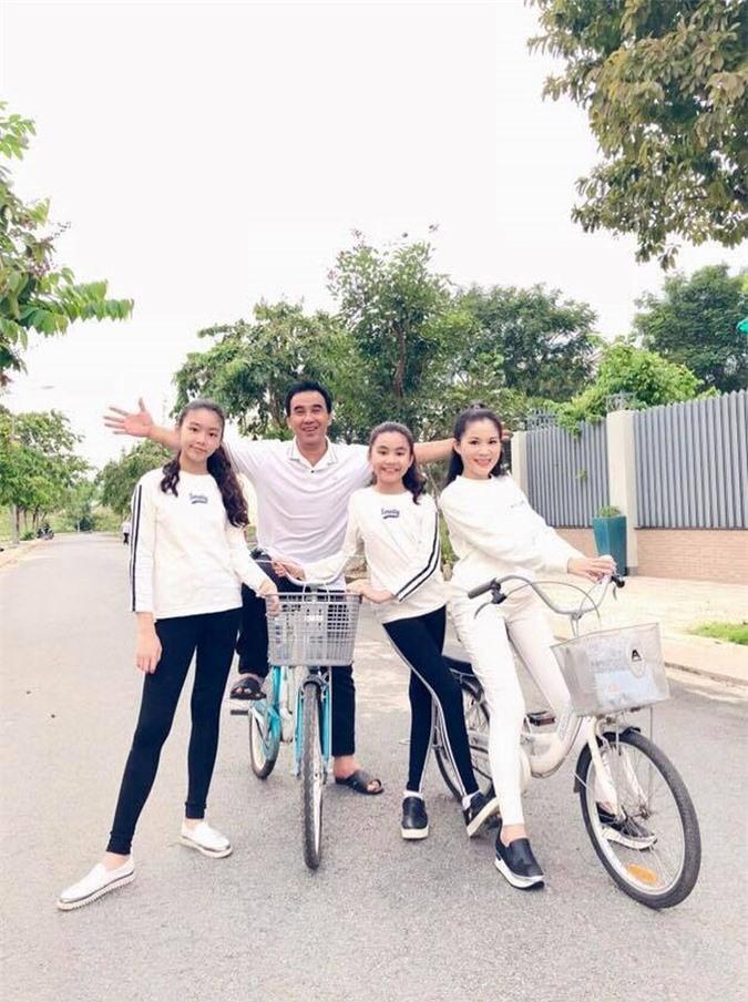 Cứ tưởng xuề xòa nhưng hóa ra gia đình MC Quyền Linh có nguyên tắc về quần áo khi đi du lịch hẳn hoi!-17