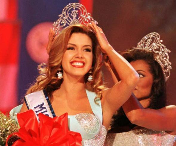 Bản tin Hoa hậu Hoàn vũ 9/8: Phạm Hương makeup lồng lộn vẫn chưa vượt nổi nhan sắc Khmer-5