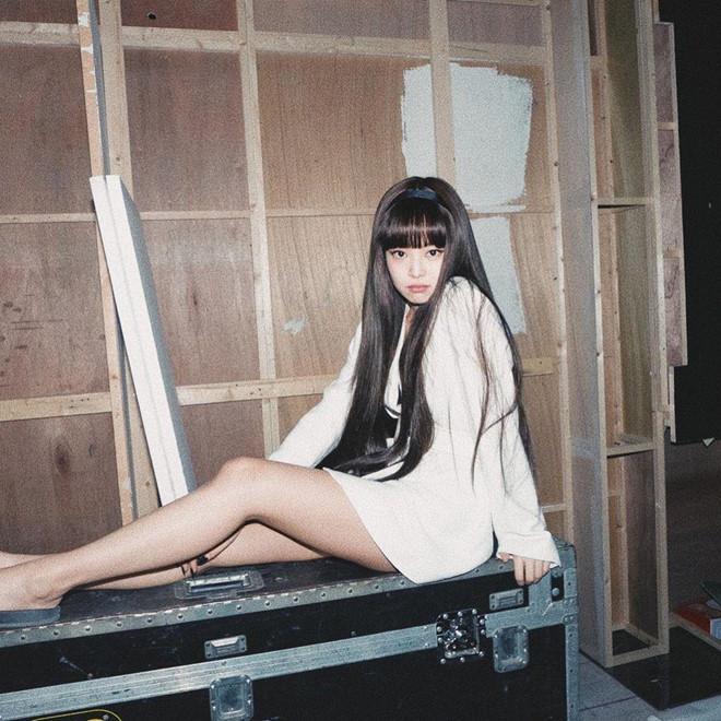 Jennie xinh như búp bê với tóc mới trong ảnh mừng 20 triệu follow-1